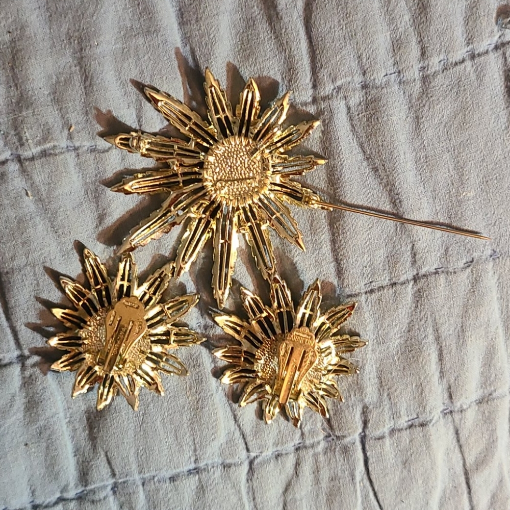 Sarah Coventry Broach and clip-on earrings - Picture 2 of 3
